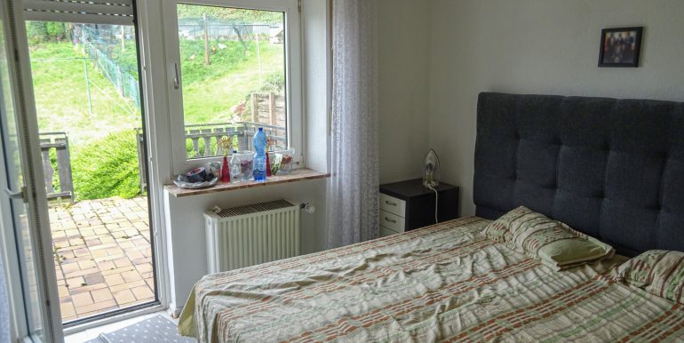 Schlafzimmer mit Zugang zur Terrasse