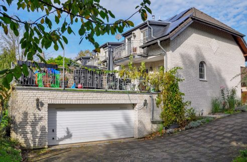 Blick auf die Garage und Terrasse