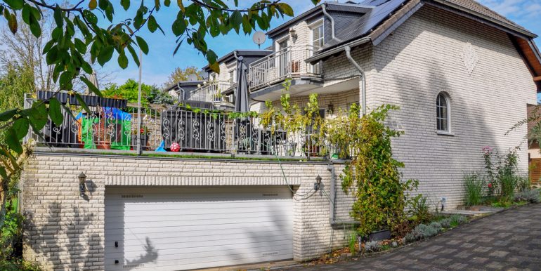 Blick auf die Garage und Terrasse