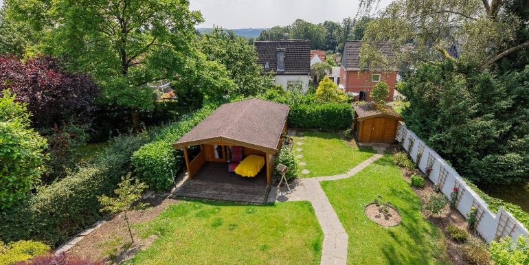 Garten mit Blockhaus