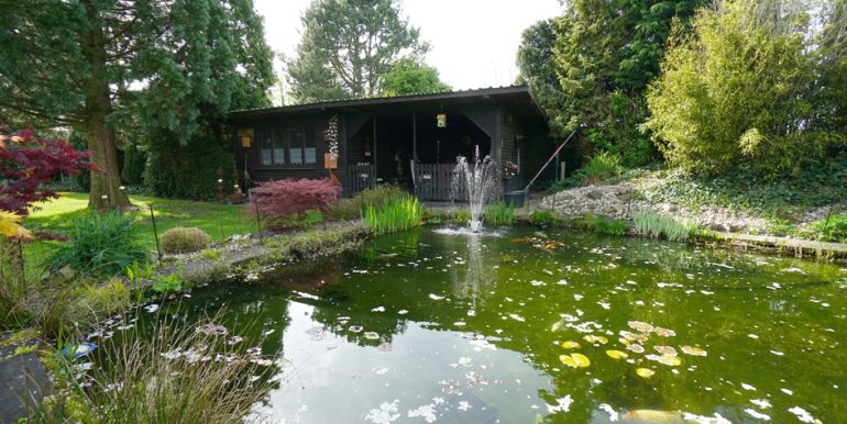 Teich mit Gartenhaus