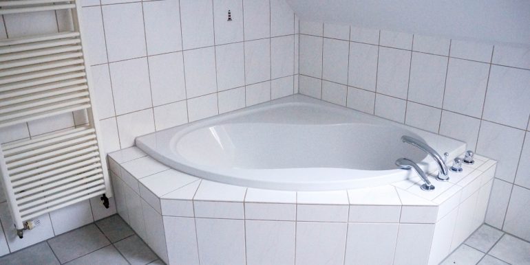 Eckbadewanne im Hauptbadezimmer