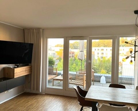 Wohnzimmer mit großem Balkon