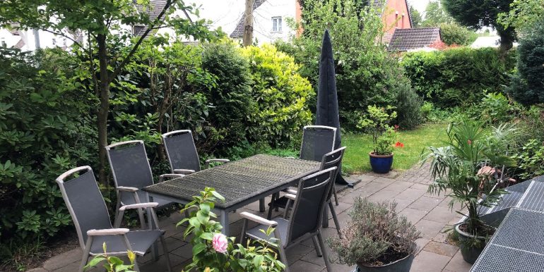 Terrasse mit kleinem Garten