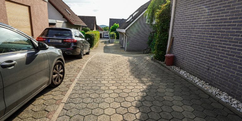 Weitere Parkfläche vor dem Haus