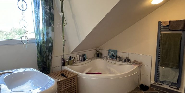 Badezimmer mit Eckbadewanne...