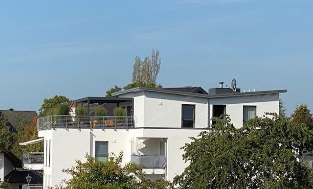 Blick von unten zur Dachterrasse mit Überdachung