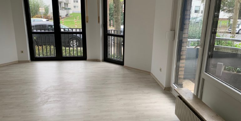 Wohnzimmer mit Balkon