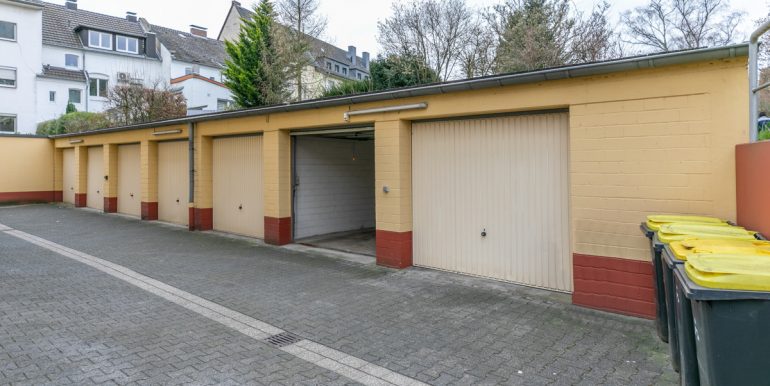 Garage hinter dem Haus